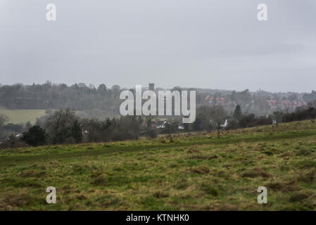 Greater London, UK. 26 Dez, 2017. UK Wetter. Bedeckt mit schweren Duschen am zweiten Weihnachtstag, als die Leute machen die Weihnachten Abendessen auf Farthing Downs entfernt, im Süden Londoner Stadtteil Croydon, nahe der nördlichen Spitze der North Downs. Es wird erwartet, dass die Temperaturen in der Nacht abzusinken, mit starken Winden und Hill Schnee am Morgen erwartet. Credit: Francesca Moore/Alamy leben Nachrichten Stockfoto