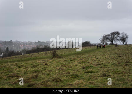 Greater London, UK. 26 Dez, 2017. UK Wetter. Bedeckt mit schweren Duschen am zweiten Weihnachtstag, als die Leute machen die Weihnachten Abendessen auf Farthing Downs entfernt, im Süden Londoner Stadtteil Croydon, nahe der nördlichen Spitze der North Downs. Es wird erwartet, dass die Temperaturen in der Nacht abzusinken, mit starken Winden und Hill Schnee am Morgen erwartet. Credit: Francesca Moore/Alamy leben Nachrichten Stockfoto