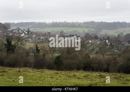 Greater London, UK. 26 Dez, 2017. UK Wetter. Bedeckt mit schweren Duschen am zweiten Weihnachtstag, als die Leute machen die Weihnachten Abendessen auf Farthing Downs entfernt, im Süden Londoner Stadtteil Croydon, nahe der nördlichen Spitze der North Downs. Es wird erwartet, dass die Temperaturen in der Nacht abzusinken, mit starken Winden und Hill Schnee am Morgen erwartet. Credit: Francesca Moore/Alamy leben Nachrichten Stockfoto