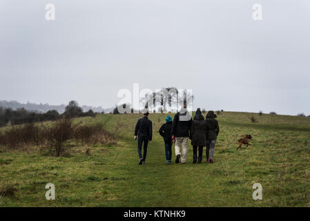 Greater London, UK. 26 Dez, 2017. UK Wetter. Bedeckt mit schweren Duschen am zweiten Weihnachtstag, als die Leute machen die Weihnachten Abendessen auf Farthing Downs entfernt, im Süden Londoner Stadtteil Croydon, nahe der nördlichen Spitze der North Downs. Es wird erwartet, dass die Temperaturen in der Nacht abzusinken, mit starken Winden und Hill Schnee am Morgen erwartet. Credit: Francesca Moore/Alamy leben Nachrichten Stockfoto