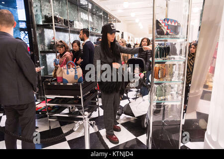 London, Großbritannien. 26 Dez, 2017. Käufer Jagd nach Schnäppchen im Kaufhaus Selfridges Boxing Day Verkauf in der Oxford Street entfernt. Credit: ZUMA Press, Inc./Alamy leben Nachrichten Stockfoto