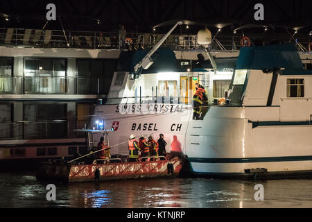 Duisburg, Nordrhein-Westfalen, Deutschland. 26 Dez, 2017. Rettung Feuerwehr Kräfte transportet auf einem Kreuzfahrtschiff mit dem Boot in Duisburg, Nordrhein-Westfalen, Deutschland, 26. Dezember 2017. Ein Schiff Unfall auf dem Rhein eine große Feuerwehr Betrieb in den späten Abend ausgelöst. Nach ersten Informationen, 18 Personen wurden leicht verletzt und zwei andere wurden ins Krankenhaus mit schwerwiegenderen Verletzungen genommen. Credit: Marcel Kusch/dpa/Alamy leben Nachrichten Stockfoto