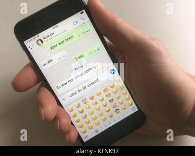 Zürich, Schweiz. 25 Nov, 2017. Ein WhatsApp Gespräch mit emojis, dargestellt in Zürich, Schweiz, 25. November 2017. Ein Konsortium entscheidet, welche neue Mimik, Figuren und Objekte Menschen rund um die Welt nutzen können, wenn Sie Messaging. Eine Liste der neuen emojis ist fällig im März. Credit: Christiane Oelrich/dpa/Alamy leben Nachrichten Stockfoto