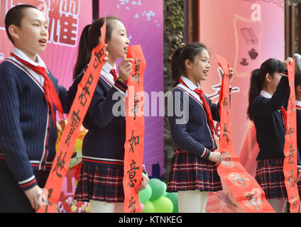 Fuzhou, Provinz Fujian in China. 27 Dez, 2017. Studenten der Wushan Grundschule Anzeige die Feder couplets in Fuzhou in der chinesischen Provinz Fujian, Dez. 27, 2017. Credit: Song Weiwei/Xinhua/Alamy leben Nachrichten Stockfoto