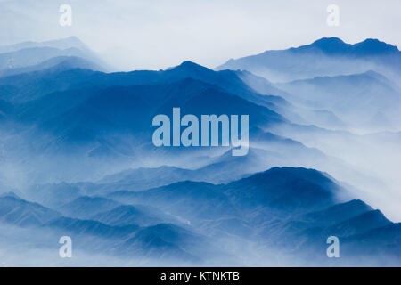 China. 27 Dez, 2017. CHINA-2017: (redaktionelle Verwendung. CHINA) Berge in Nebel gehüllt in Fuzhou, Provinz Fujian im Südosten Chinas. Credit: SIPA Asien/ZUMA Draht/Alamy leben Nachrichten Stockfoto