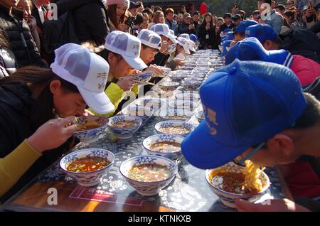 Dezember 27, 2017 - Xi'An, Xi'an, China - Xi'an, China 16. Dezember 2017: (redaktionelle Verwendung. CHINA). Studenten besuchen Essen Contest in Xi'an, Provinz Shaanxi im Nordwesten Chinas. Credit: SIPA Asien/ZUMA Draht/Alamy leben Nachrichten Stockfoto