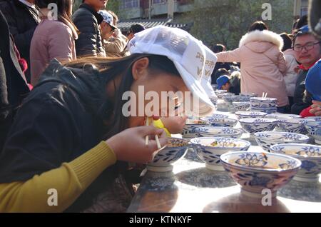 Dezember 27, 2017 - Xi'An, Xi'an, China - Xi'an, China 16. Dezember 2017: (redaktionelle Verwendung. CHINA). Studenten besuchen Essen Contest in Xi'an, Provinz Shaanxi im Nordwesten Chinas. Credit: SIPA Asien/ZUMA Draht/Alamy leben Nachrichten Stockfoto