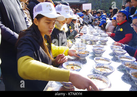 Dezember 27, 2017 - Xi'An, Xi'an, China - Xi'an, China 16. Dezember 2017: (redaktionelle Verwendung. CHINA). Studenten besuchen Essen Contest in Xi'an, Provinz Shaanxi im Nordwesten Chinas. Credit: SIPA Asien/ZUMA Draht/Alamy leben Nachrichten Stockfoto