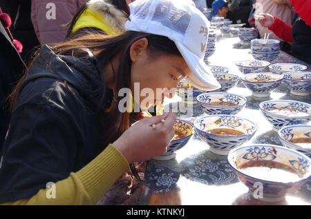 Dezember 27, 2017 - Xi'An, Xi'an, China - Xi'an, China 16. Dezember 2017: (redaktionelle Verwendung. CHINA). Studenten besuchen Essen Contest in Xi'an, Provinz Shaanxi im Nordwesten Chinas. Credit: SIPA Asien/ZUMA Draht/Alamy leben Nachrichten Stockfoto