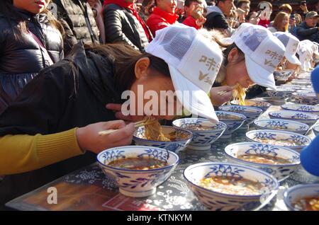 Dezember 27, 2017 - Xi'An, Xi'an, China - Xi'an, China 16. Dezember 2017: (redaktionelle Verwendung. CHINA). Studenten besuchen Essen Contest in Xi'an, Provinz Shaanxi im Nordwesten Chinas. Credit: SIPA Asien/ZUMA Draht/Alamy leben Nachrichten Stockfoto