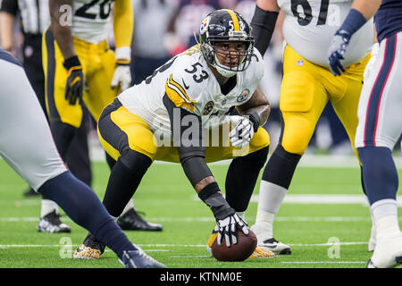 Houston, TX, USA. 25 Dez, 2017. Pittsburgh Steelers Mitte Maurkice Pouncey (53) bereitet die Snap den Ball während des 1. Quartals ein NFL Football Spiel zwischen der Houston Texans und den Pittsburgh Steelers an NRG Stadion in Houston, TX. Die Steelers gewannen das Spiel 34 zu 6. Trask Smith/CSM/Alamy leben Nachrichten Stockfoto