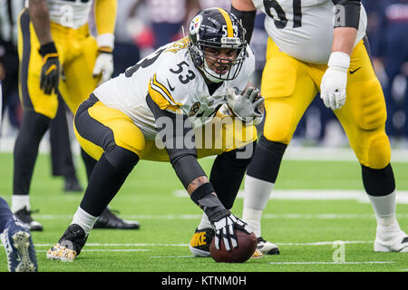 Houston, TX, USA. 25 Dez, 2017. Pittsburgh Steelers Mitte Maurkice Pouncey (53) bereitet die Snap den Ball während des 1. Quartals ein NFL Football Spiel zwischen der Houston Texans und den Pittsburgh Steelers an NRG Stadion in Houston, TX. Die Steelers gewannen das Spiel 34 zu 6. Trask Smith/CSM/Alamy leben Nachrichten Stockfoto