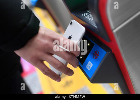 (171227) - Hangzhou, Dez. 27, 2017 (Xinhua) - ein Passagier Scans einen QR-Code von Alipay, eine mobile Payment App, die U-Bahn an der Fengtan Road U-Bahn Station in Hangzhou, der Hauptstadt der ostchinesischen Provinz Zhejiang, Dez. 27, 2017. Passagiere in Hangzhou müssen nicht mehr ein Ticket der U-Bahn zu nehmen. Sie können Einfach streichen ihre Smartphones, wodurch die erste Stadt Hangzhou in China mobile Zahlungen auf die U-Bahn zu realisieren. Ab Dez. 27, Benutzer von Alipay, eine mobile Payment app, wird einen QR-Code auf ihren Telefonen, die Sie verwenden können, um die elektrische Tore an allen 72 U-Bahn Stationen in der Ci zu geben Stockfoto