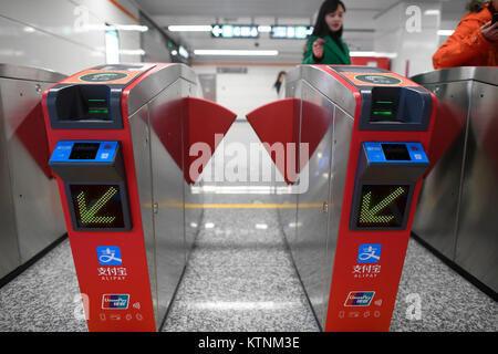 (171227) - Hangzhou, Dez. 27, 2017 (Xinhua) - Passagiere nutzen mobile Payment der U-Bahn an der Fengtan Road U-Bahn Station in Hangzhou, der Hauptstadt der ostchinesischen Provinz Zhejiang, Dez. 27, 2017. Passagiere in Hangzhou müssen nicht mehr ein Ticket der U-Bahn zu nehmen. Sie können Einfach streichen ihre Smartphones, wodurch die erste Stadt Hangzhou in China mobile Zahlungen auf die U-Bahn zu realisieren. Ab Dez. 27, Benutzer von Alipay, eine mobile Payment app, erhalten einen QR-Code auf ihren Telefonen, die Sie verwenden können, um die elektrische Tore an allen 72 U-Bahnhöfen in der Stadt zu geben. Der Preis abgezogen werden Stockfoto