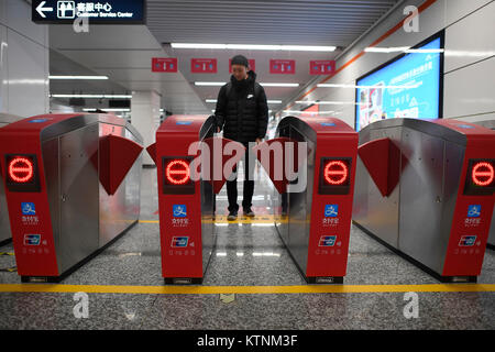 (171227) - Hangzhou, Dez. 27, 2017 (Xinhua) - ein Passagier nutzt mobile Payment der U-Bahn an der Fengtan Road U-Bahn Station in Hangzhou, der Hauptstadt der ostchinesischen Provinz Zhejiang, Dez. 27, 2017. Passagiere in Hangzhou müssen nicht mehr ein Ticket der U-Bahn zu nehmen. Sie können Einfach streichen ihre Smartphones, wodurch die erste Stadt Hangzhou in China mobile Zahlungen auf die U-Bahn zu realisieren. Ab Dez. 27, Benutzer von Alipay, eine mobile Payment app, erhalten einen QR-Code auf ihren Telefonen, die Sie verwenden können, um die elektrische Tore an allen 72 U-Bahnhöfen in der Stadt zu geben. Der Preis wird deducte werden Stockfoto