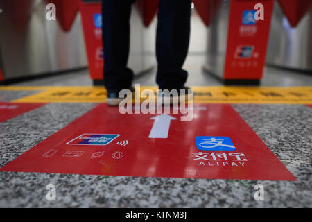 (171227) - Hangzhou, Dez. 27, 2017 (Xinhua) - ein Passagier nutzt mobile Payment der U-Bahn an der Fengtan Road U-Bahn Station in Hangzhou, der Hauptstadt der ostchinesischen Provinz Zhejiang, Dez. 27, 2017. Passagiere in Hangzhou müssen nicht mehr ein Ticket der U-Bahn zu nehmen. Sie können Einfach streichen ihre Smartphones, wodurch die erste Stadt Hangzhou in China mobile Zahlungen auf die U-Bahn zu realisieren. Ab Dez. 27, Benutzer von Alipay, eine mobile Payment app, erhalten einen QR-Code auf ihren Telefonen, die Sie verwenden können, um die elektrische Tore an allen 72 U-Bahnhöfen in der Stadt zu geben. Der Preis wird deducte werden Stockfoto