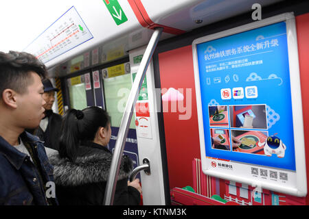 (171227) - Hangzhou, Dez. 27, 2017 (Xinhua) - ein Schild zeigt die Einführung von Mobile Payment Service u-bahn in einer U-Bahn in Hangzhou, der Hauptstadt der ostchinesischen Provinz Zhejiang, Dez. 27, 2017. Passagiere in Hangzhou müssen nicht mehr ein Ticket der U-Bahn zu nehmen. Sie können Einfach streichen ihre Smartphones, wodurch die erste Stadt Hangzhou in China mobile Zahlungen auf die U-Bahn zu realisieren. Ab Dez. 27, Benutzer von Alipay, eine mobile Payment app, erhalten einen QR-Code auf ihren Telefonen, die Sie verwenden können, um die elektrische Tore an allen 72 U-Bahnhöfen in der Stadt zu geben. Der Preis wil Stockfoto