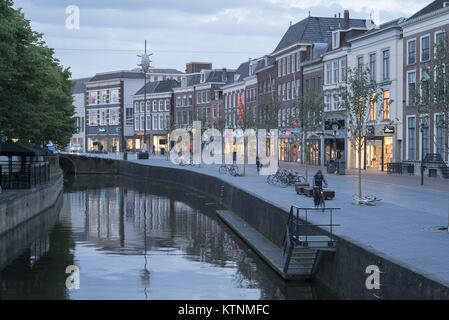 Leeuwarden, Niederlande. 10 Juni, 2017. Kanal auf Nieuwestad im historischen Zentrum von Leeuwarden, 10.6.2017 | Verwendung der weltweiten Kredit: dpa/Alamy leben Nachrichten Stockfoto