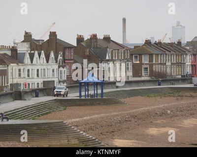 Sheerness, Kent, Großbritannien. 27 Dez, 2017. UK Wetter: Ein sehr nassen und windigen Morgen in Sheerness. Wind: Maessig und Windstärke 8-9, max Gust 57 mph um 10.20 Uhr, Wind chill -5 °C. Credit: James Bell/Alamy leben Nachrichten Stockfoto