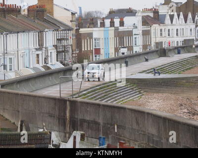 Sheerness, Kent, Großbritannien. 27 Dez, 2017. UK Wetter: Ein sehr nassen und windigen Morgen in Sheerness. Wind: Maessig und Windstärke 8-9, max Gust 57 mph um 10.20 Uhr, Wind chill -5 °C. Credit: James Bell/Alamy leben Nachrichten Stockfoto