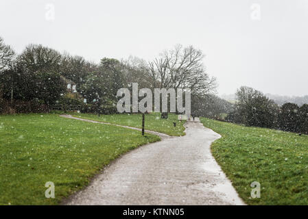 Greater London, UK. 27 Dez, 2017. UK Wetter. Schneeschauer bei Riddlesdown Gemeinsame, im Süden Londoner Stadtteil Croydon, nahe der nördlichen Spitze der North Downs. Credit: Francesca Moore/Alamy leben Nachrichten Stockfoto