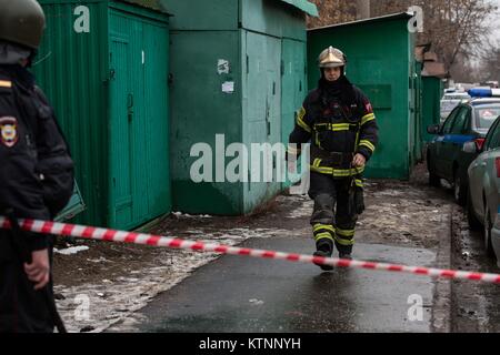 Moskau, Russland. 27 Dez, 2017. Polizisten arbeiten am Standort eine Schießerei in Moskau, Russland, Dez. 27, 2017. Ein Wachmann in einer Süßwarenfabrik tot war am Mittwoch in der Auseinandersetzungen zwischen dem ehemaligen Besitzer und das derzeitige Management geschossen, der Russischen Untersuchungsausschuss sagte. Credit: Wu Zhuang/Xinhua/Alamy leben Nachrichten Stockfoto