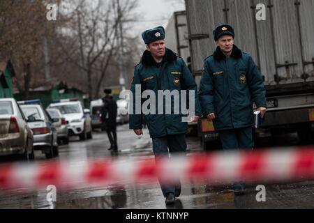 Moskau, Russland. 27 Dez, 2017. Polizisten arbeiten am Standort eine Schießerei in Moskau, Russland, Dez. 27, 2017. Ein Wachmann in einer Süßwarenfabrik tot war am Mittwoch in der Auseinandersetzungen zwischen dem ehemaligen Besitzer und das derzeitige Management geschossen, der Russischen Untersuchungsausschuss sagte. Credit: Wu Zhuang/Xinhua/Alamy leben Nachrichten Stockfoto