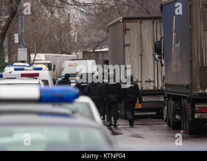 Moskau, Russland. 27 Dez, 2017. Polizisten arbeiten am Standort eine Schießerei in Moskau, Russland, Dez. 27, 2017. Ein Wachmann in einer Süßwarenfabrik tot war am Mittwoch in der Auseinandersetzungen zwischen dem ehemaligen Besitzer und das derzeitige Management geschossen, der Russischen Untersuchungsausschuss sagte. Credit: Wu Zhuang/Xinhua/Alamy leben Nachrichten Stockfoto