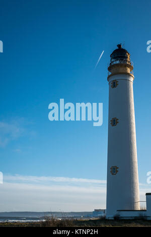 John Muir, Dunbar, East Lothian, Schottland, Großbritannien. 27 Dez, 2017. Einen schönen klaren blauen Himmel bei Scheunen Ness Leuchtturm, ein deaktivierter Stevenson Leuchtturm Stockfoto