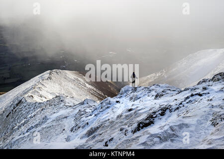 Lake District, Cumbria. 27 Dez, 2017. UK Wetter: Während einige Bereiche weiter südlich Probleme wurden mit schweren Schnee, Wanderer und andere Naturliebhaber genießen, waren einige spektakuläre Bedingungen im Winter auf dem Berg des Blencathra im Lake District. Quelle: David Forster/Alamy leben Nachrichten Stockfoto