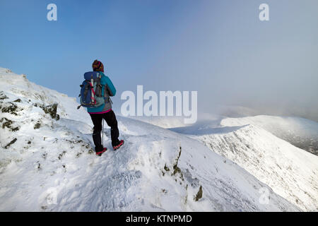 Lake District, Cumbria. 27 Dez, 2017. UK Wetter: Während einige Bereiche weiter südlich Probleme wurden mit schweren Schnee, Wanderer und andere Naturliebhaber genießen, waren einige spektakuläre Bedingungen im Winter auf dem Berg des Blencathra im Lake District. Quelle: David Forster/Alamy leben Nachrichten Stockfoto