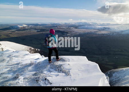 Lake District, Cumbria. 27 Dez, 2017. UK Wetter: Während einige Bereiche weiter südlich Probleme wurden mit schweren Schnee, Wanderer und andere Naturliebhaber genießen, waren einige spektakuläre Bedingungen im Winter auf dem Berg des Blencathra im Lake District. Quelle: David Forster/Alamy leben Nachrichten Stockfoto