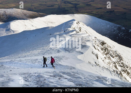 Lake District, Cumbria. 27 Dez, 2017. UK Wetter: Während einige Bereiche weiter südlich Probleme wurden mit schweren Schnee, Wanderer und andere Naturliebhaber genießen, waren einige spektakuläre Bedingungen im Winter auf dem Berg des Blencathra im Lake District. Quelle: David Forster/Alamy leben Nachrichten Stockfoto