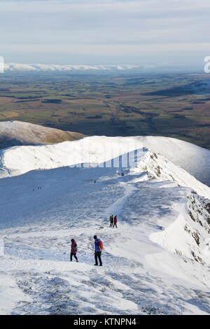 Lake District, Cumbria. 27 Dez, 2017. UK Wetter: Während einige Bereiche weiter südlich Probleme wurden mit schweren Schnee, Wanderer und andere Naturliebhaber genießen, waren einige spektakuläre Bedingungen im Winter auf dem Berg des Blencathra im Lake District. Quelle: David Forster/Alamy leben Nachrichten Stockfoto