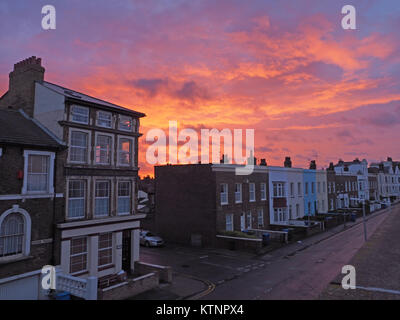 Sheerness, Kent, Großbritannien. 27 Dez, 2017. UK Wetter: Einen traumhaften Sonnenuntergang hinter der Marine Parade an einem Bitterkalten Tag. Credit: James Bell/Alamy leben Nachrichten Stockfoto