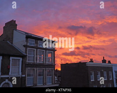 Sheerness, Kent, Großbritannien. 27 Dez, 2017. UK Wetter: Einen traumhaften Sonnenuntergang hinter der Marine Parade an einem Bitterkalten Tag. Credit: James Bell/Alamy leben Nachrichten Stockfoto