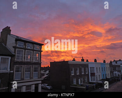 Sheerness, Kent, Großbritannien. 27 Dez, 2017. UK Wetter: Einen traumhaften Sonnenuntergang hinter der Marine Parade an einem Bitterkalten Tag. Credit: James Bell/Alamy leben Nachrichten Stockfoto