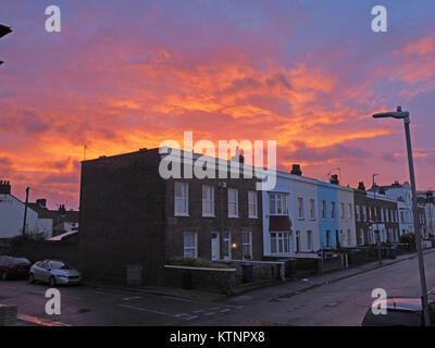 Sheerness, Kent, Großbritannien. 27 Dez, 2017. UK Wetter: Einen traumhaften Sonnenuntergang hinter der Marine Parade an einem Bitterkalten Tag. Credit: James Bell/Alamy leben Nachrichten Stockfoto