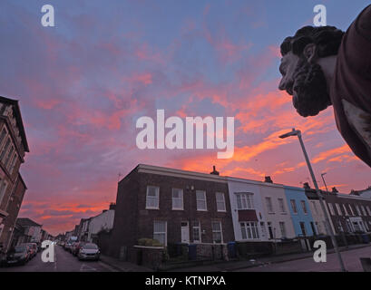 Sheerness, Kent, Großbritannien. 27 Dez, 2017. UK Wetter: Einen traumhaften Sonnenuntergang hinter der Marine Parade an einem Bitterkalten Tag. Eine Replik Aushängeschild von HMS Forte schaut oben an der dramatischen Sonnenuntergang. Credit: James Bell/Alamy leben Nachrichten Stockfoto