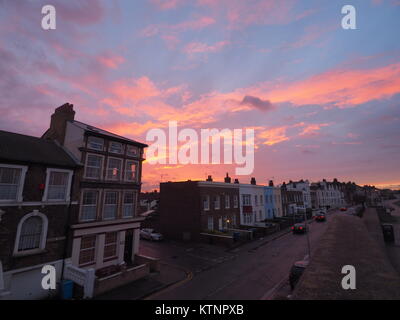 Sheerness, Kent, Großbritannien. 27 Dez, 2017. UK Wetter: Einen traumhaften Sonnenuntergang hinter der Marine Parade an einem Bitterkalten Tag. Credit: James Bell/Alamy leben Nachrichten Stockfoto