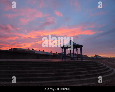 Sheerness, Kent, Großbritannien. 27 Dez, 2017. UK Wetter: Einen traumhaften Sonnenuntergang entlang der Strandpromenade an einem Bitterkalten Tag. Credit: James Bell/Alamy leben Nachrichten Stockfoto