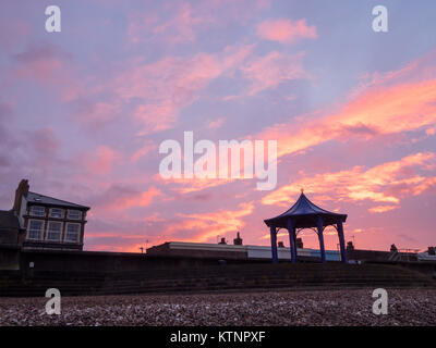 Sheerness, Kent, Großbritannien. 27 Dez, 2017. UK Wetter: Einen traumhaften Sonnenuntergang entlang der Strandpromenade an einem Bitterkalten Tag. Credit: James Bell/Alamy leben Nachrichten Stockfoto