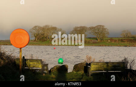 Lough Neagh County Armagh Northern, Irland. 27 Dez, 2017. UK Wetter - es gab zwar Sonnenschein für den Großteil des Tages ein nordwestlicher Wind winterlich kalt Duschen über Nordirland gebracht. Eine winterliche Dusche weht durch am Horizont. Quelle: David Hunter/Alamy leben Nachrichten Stockfoto