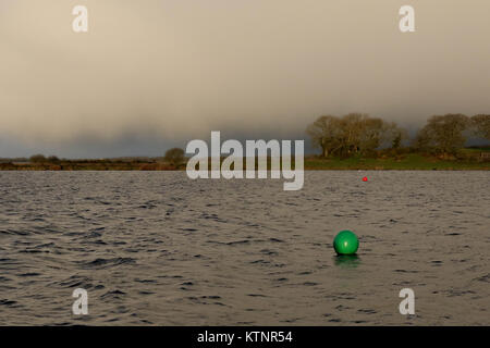 Lough Neagh County Armagh Northern, Irland. 27 Dez, 2017. UK Wetter - es gab zwar Sonnenschein für den Großteil des Tages ein nordwestlicher Wind winterlich kalt Duschen über Nordirland gebracht. Eine winterliche Dusche fließt durch am Horizont. Quelle: David Hunter/Alamy leben Nachrichten Stockfoto