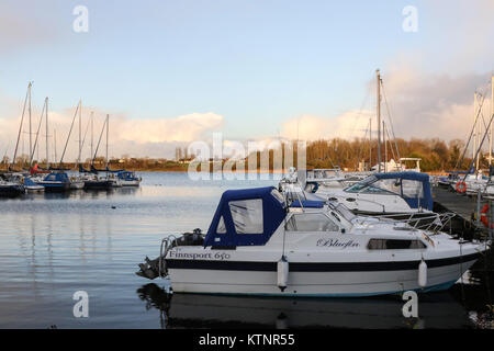 Lough Neagh County Armagh Northern, Irland. 27 Dez, 2017. UK Wetter - es gab zwar Sonnenschein für den Großteil des Tages ein nordwestlicher Wind winterlich kalt Duschen über Nordirland gebracht. Boote im Yachthafen von morred Kinnego Logh Neagh. Quelle: David Hunter/Alamy leben Nachrichten Stockfoto