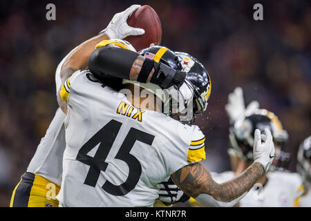 Houston, TX, USA. 25 Dez, 2017. Pittsburgh Steelers Verteidiger Roosevelt Nix-Jones (45) feiert seinen Touchdown mit Pittsburgh Steelers Mitte Maurkice Pouncey (53) im 2. Quartal von einem NFL Football Spiel zwischen der Houston Texans und den Pittsburgh Steelers an NRG Stadion in Houston, TX. Die Steelers gewannen das Spiel 34 zu 6. Trask Smith/CSM/Alamy leben Nachrichten Stockfoto