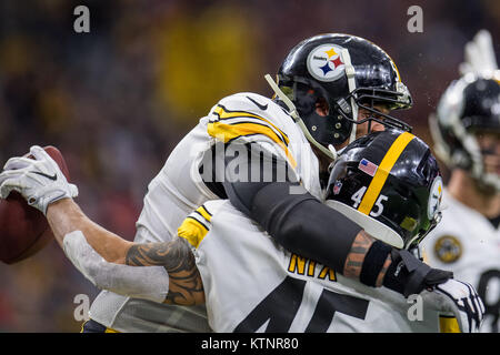 Houston, TX, USA. 25 Dez, 2017. Pittsburgh Steelers Verteidiger Roosevelt Nix-Jones (45) feiert seinen Touchdown mit Pittsburgh Steelers Mitte Maurkice Pouncey (53) im 2. Quartal von einem NFL Football Spiel zwischen der Houston Texans und den Pittsburgh Steelers an NRG Stadion in Houston, TX. Die Steelers gewannen das Spiel 34 zu 6. Trask Smith/CSM/Alamy leben Nachrichten Stockfoto