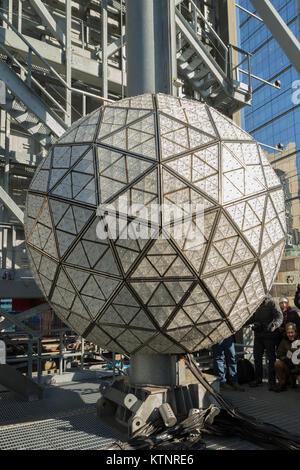 New York, Vereinigte Staaten. 27 Dez, 2017. New York, NY - 27. Dezember 2017: Arbeitnehmer installieren 288 neue Waterford Kristalle auf dem Times Square für Silvester Ball fallen. Die neue Gabe von Serenity design ist ein Muster der Schnitte, die Schmetterlinge ruhig oberhalb einer Wiese Erfassung der Geist der Ruhe Credit fliegen: Lev radin/Alamy leben Nachrichten Stockfoto