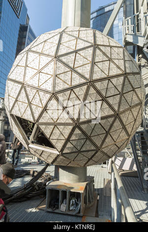 New York, Vereinigte Staaten. 27 Dez, 2017. New York, NY - 27. Dezember 2017: Arbeitnehmer installieren 288 neue Waterford Kristalle auf dem Times Square für Silvester Ball fallen. Die neue Gabe von Serenity design ist ein Muster der Schnitte, die Schmetterlinge ruhig oberhalb einer Wiese Erfassung der Geist der Ruhe Credit fliegen: Lev radin/Alamy leben Nachrichten Stockfoto