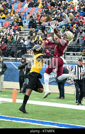 Shreveport, LA, USA. 27 Dez, 2017. Florida State Seminoles wide receiver Auden Tate (18) die Fänge in der Ende Zone für einen Touchdown während der NCAA Walk-On Unabhängigkeit-schüssel Spiel zwischen dem südlichen Mississippi Steinadler und der Florida State Seminoles am Independence Stadium in Shreveport, LA. Chris Brown/CSM/Alamy leben Nachrichten Stockfoto